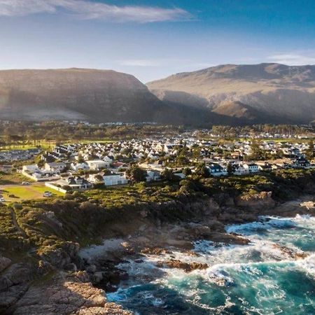 Wild Waters At Kraal Rock On The Cliffs In Hermanus Buitenkant foto