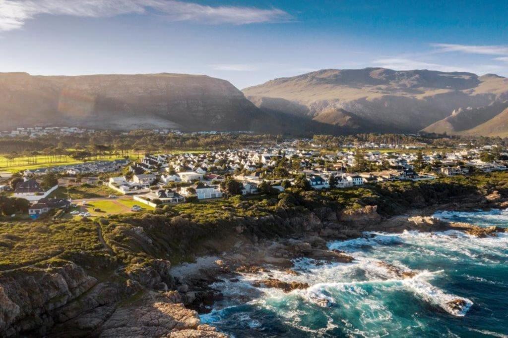 Wild Waters At Kraal Rock On The Cliffs In Hermanus Buitenkant foto